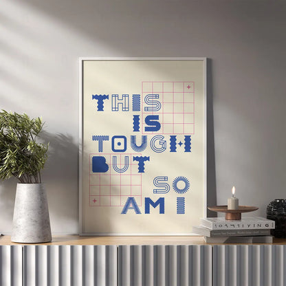  Plakat z minimalistyczną grafiką z mocnym napisem "TOUGH"
