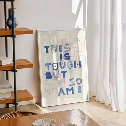  Plakat z minimalistyczną grafiką z mocnym napisem "TOUGH"
