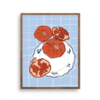 Plakat ze stylową grafiką przedstawiającą owoce granatu na talerzu.
