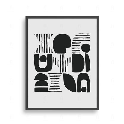 Plakat z czarno-białą, abstrakcyjną grafiką przedstawiającą kompozycję geometrycznych kształtów przypominającą totem.
