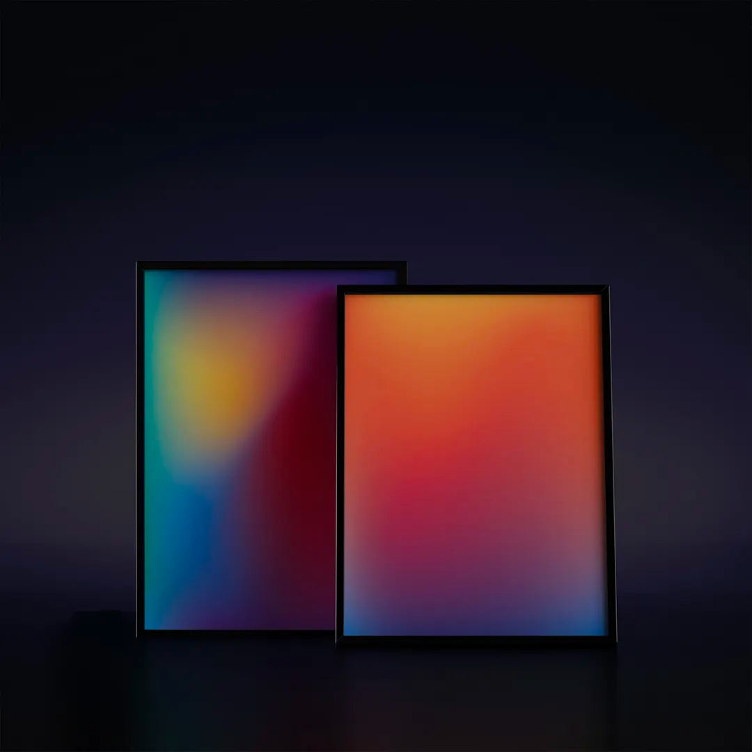 Plakat z abstrakcyjną grafiką przedstawiającą rozmyty gradient w ciepłych odcieniach pomarańczu, różu i żółci.
