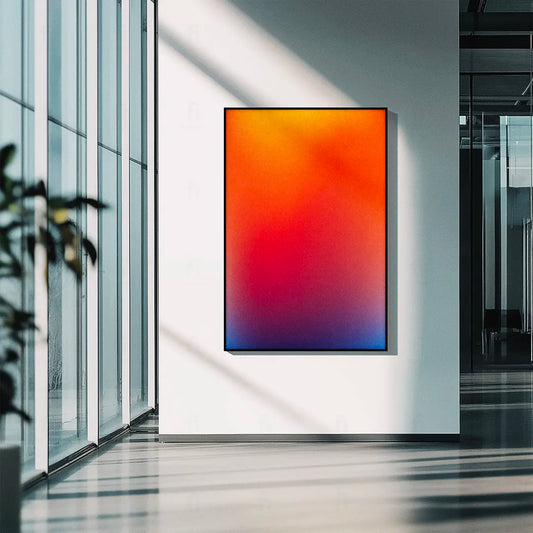 Plakat z abstrakcyjną grafiką przedstawiającą rozmyty gradient w ciepłych odcieniach pomarańczu, różu i żółci.
