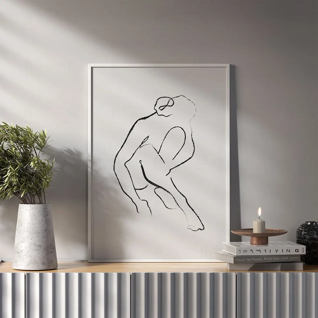 Plakat z czarno-białą grafiką przedstawiającą zarys kobiecej sylwetki w salonie
