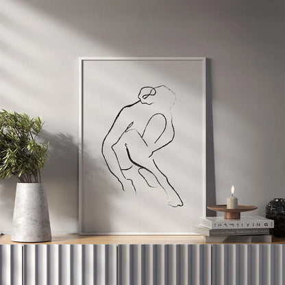 Plakat z czarno-białą grafiką przedstawiającą zarys kobiecej sylwetki w salonie
