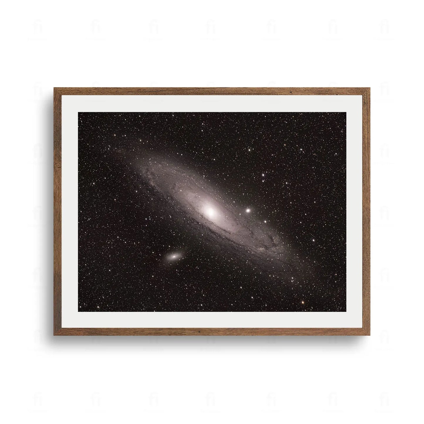 Zdjęcie astronomiczne przedstawiające Galaktykę Andromedy na tle ciemnego kosmosu pełnego gwiazd.