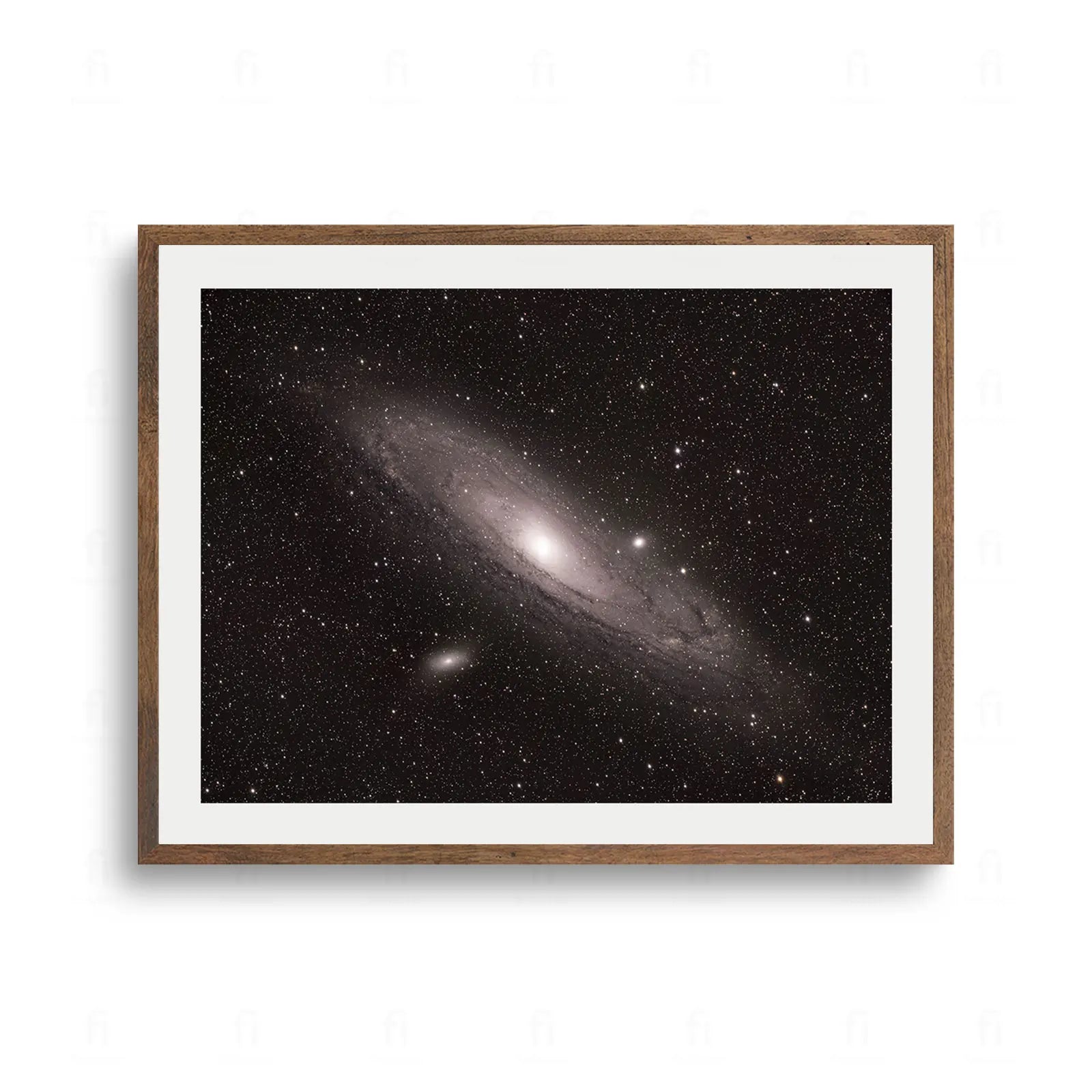 Zdjęcie astronomiczne przedstawiające Galaktykę Andromedy na tle ciemnego kosmosu pełnego gwiazd.