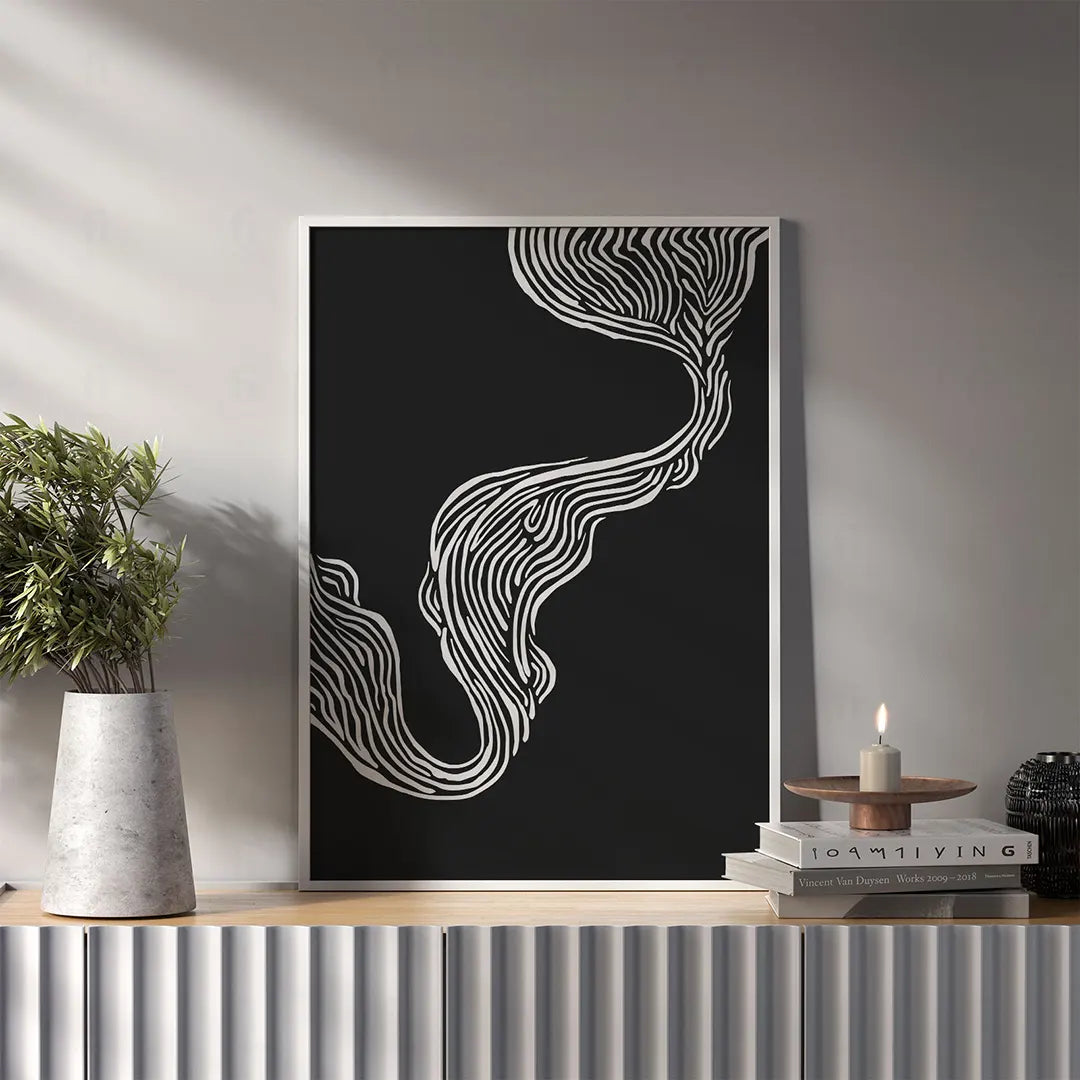 Plakat z czarno-białą, abstrakcyjną grafiką przedstawiającą dynamiczne, płynne, falujące linie w salonie
