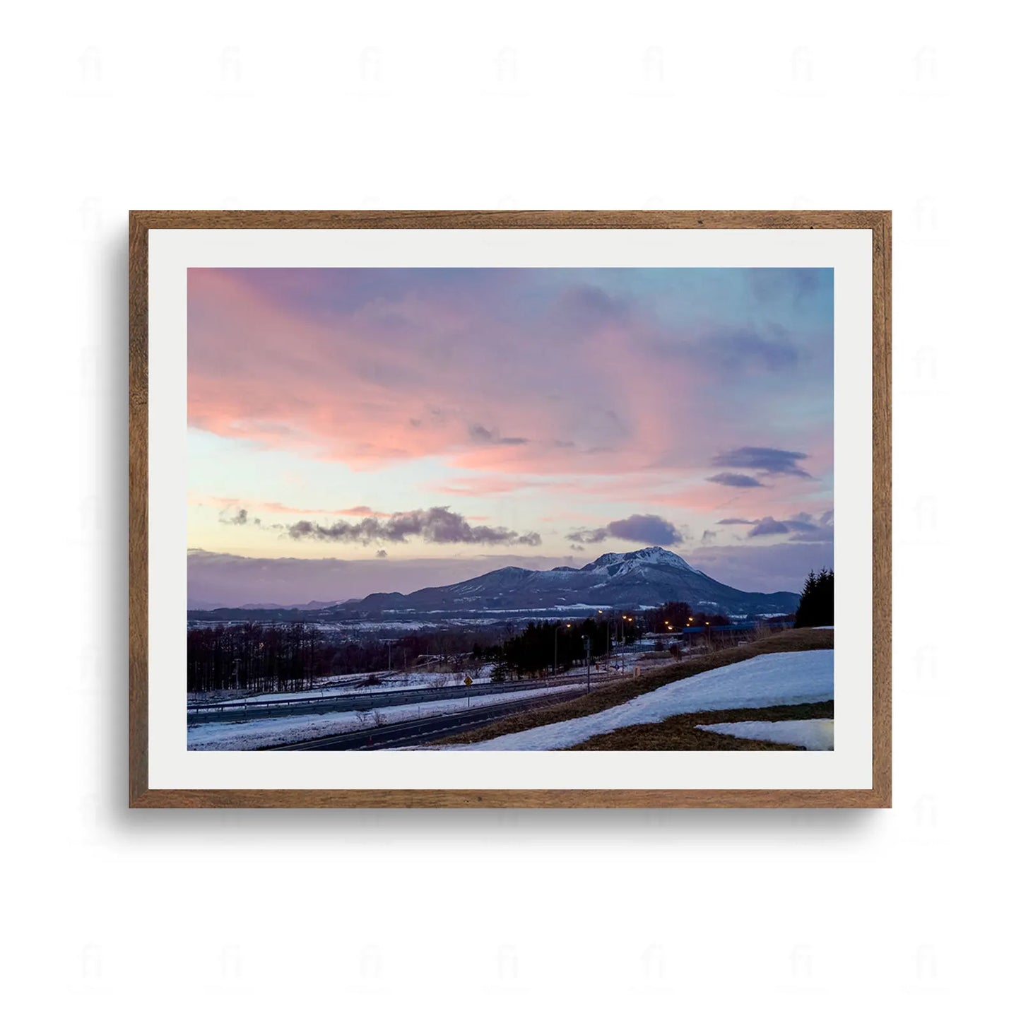 Plakat z artystyczną fotografią przedstawiającą pastelowy zachód słońca nad ośnieżonymi górami Hokkaido w Japonii.