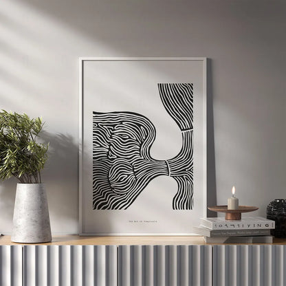 Plakat z czarno-białą, abstrakcyjną grafiką wykonaną techniką line art, przedstawiającą płynne kształty. w salonie
