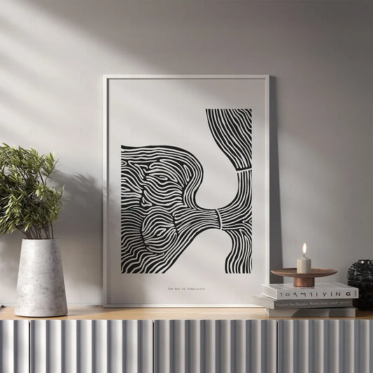 Plakat z czarno-białą, abstrakcyjną grafiką wykonaną techniką line art, przedstawiającą płynne kształty. w salonie
