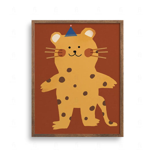 Plakat z żółtym tygrysem lub lampartem w niebieskiej czapeczce urodzinowej na brązowym tle. Ilustracja dla dzieci.