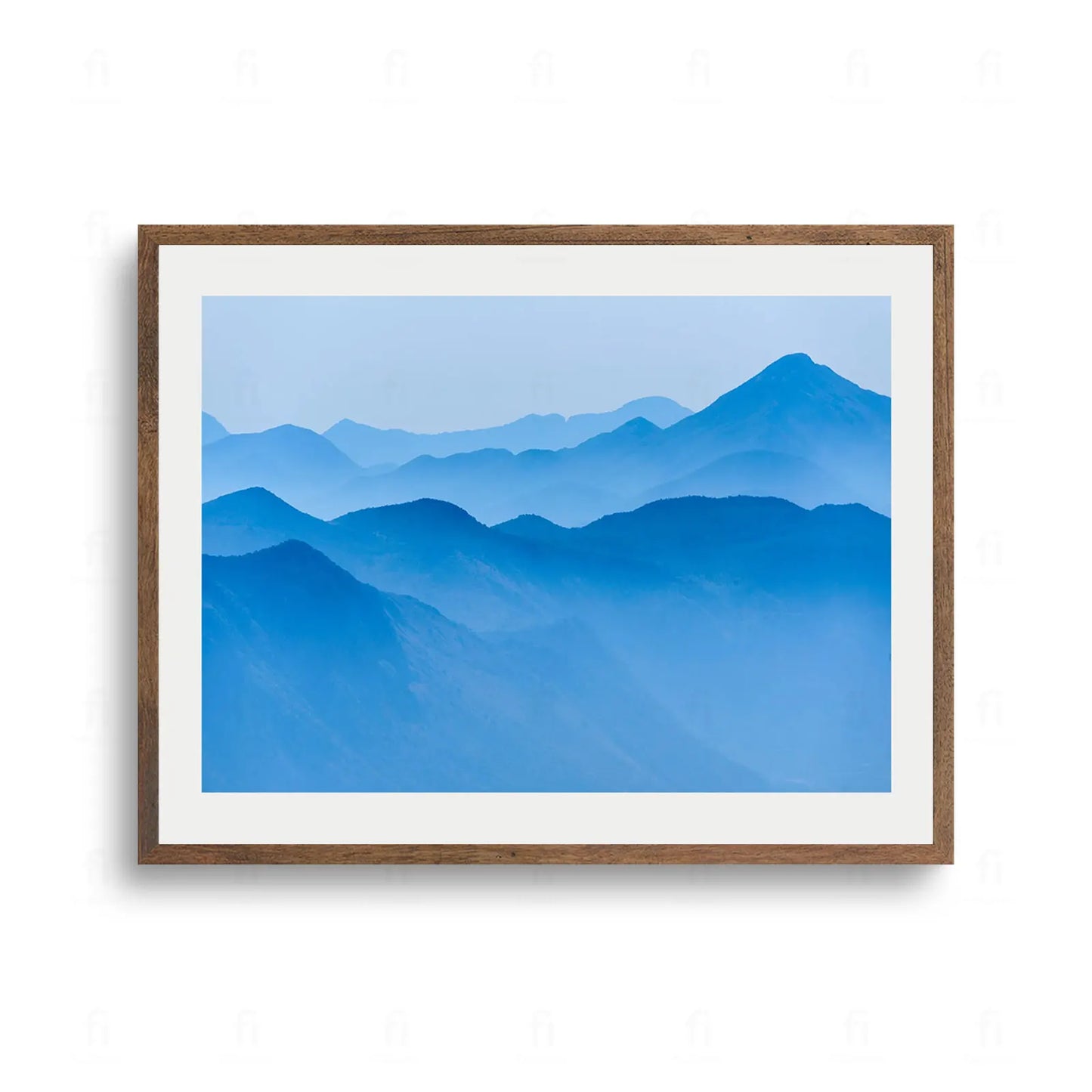 Plakat krajobrazowy przedstawiający pasma górskie o poranku, skąpane w błękitnej mgle, tworzące minimalistyczną kompozycję z wielu warstw.