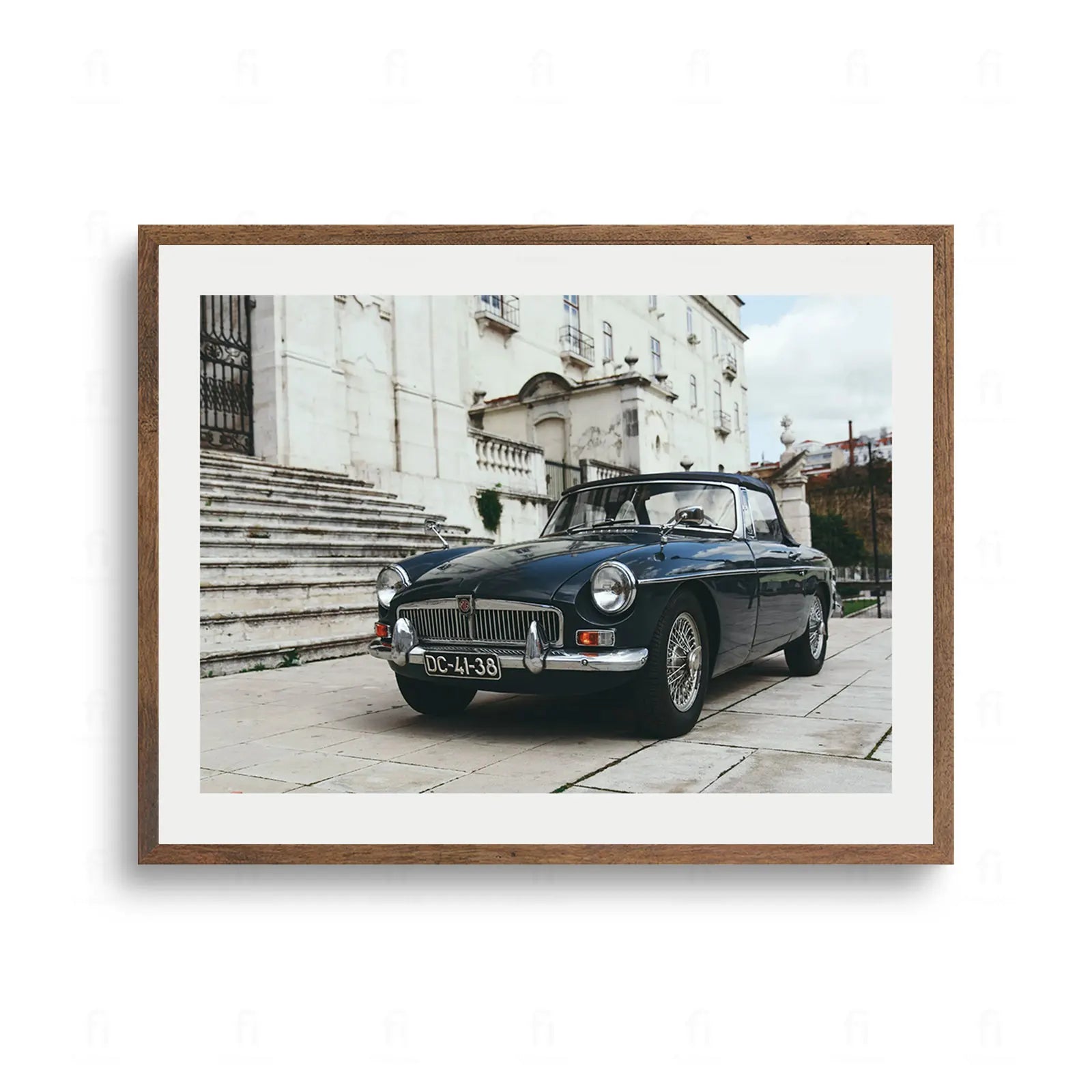 Plakat ze zdjęciem ciemnego, klasycznego samochodu sportowego kabriolet zaparkowanego przed eleganckim budynkiem z kamiennymi schodami.