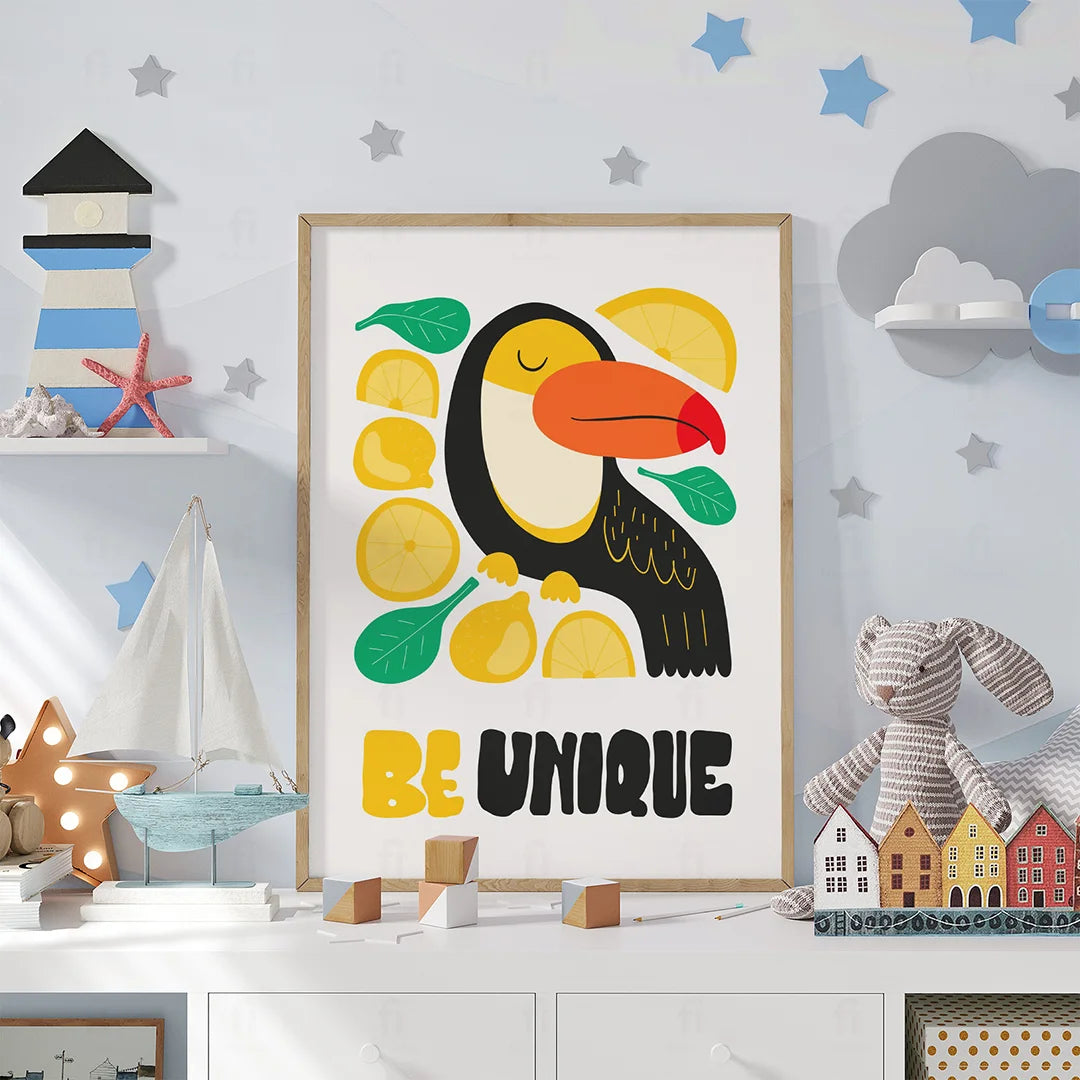 Plakat "Bądź Unikalny" w drewnianej ramie w pokoju chłopca