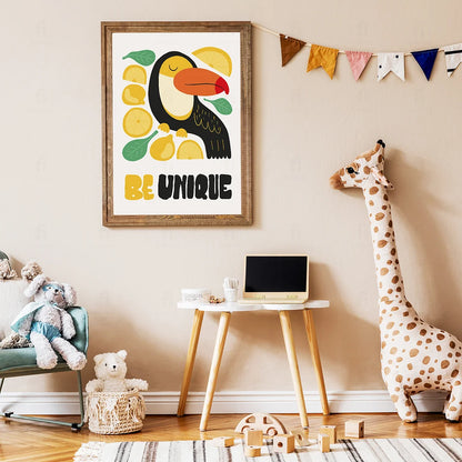 Plakat "Bądź Unikalny" w drewnianej ramie w pokoju chłopca