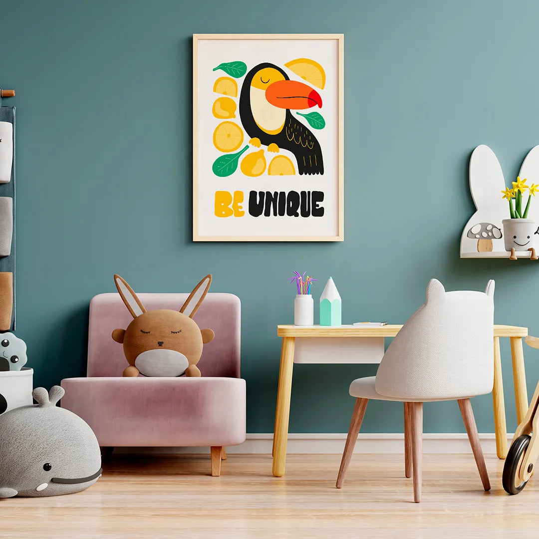 Plakat "Bądź Unikalny" w drewnianej ramie w pokoju dziecka 