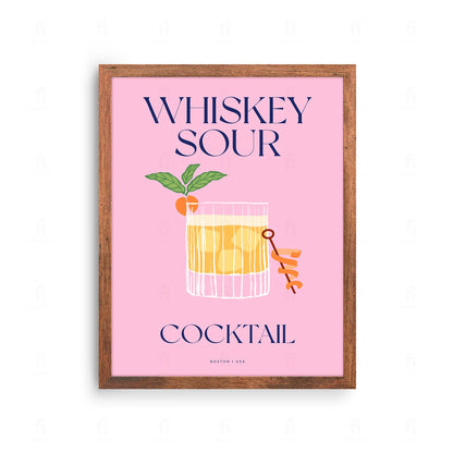 Plakat z elegancką grafiką przedstawiającą koktajl Whiskey Sour w niskiej szklance.
