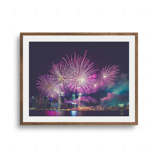 Plakat z zapierającym dech pokazem gigantycznych, różowo-fioletowych fajerwerków nad nocną panoramą azjatyckiej metropolii, odbijających się w wodzie.