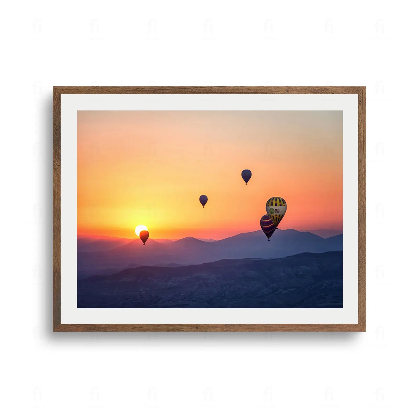 Kolorowe balony na gorące powietrze unoszące się nad górskim krajobrazem o wschodzie słońca.