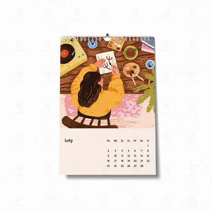  ilustracja przedstawia artystkę w jej pracowni, malującą akwarelami przy dźwiękach muzyki z gramofonu. 