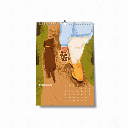  ilustracja ukazuje osobę z psem i koszykiem pełnym grzybów, wędrującą po leśnej ścieżce. 