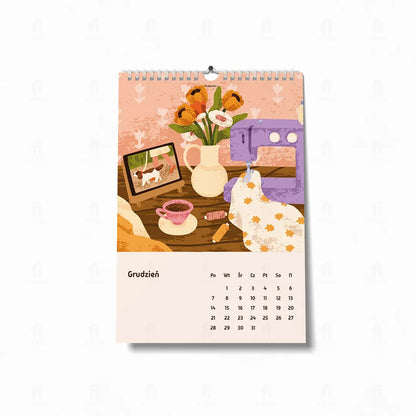 ilustracja przedstawia kącik do szycia z maszyną, kwiatami i filiżanką gorącej herbaty. 