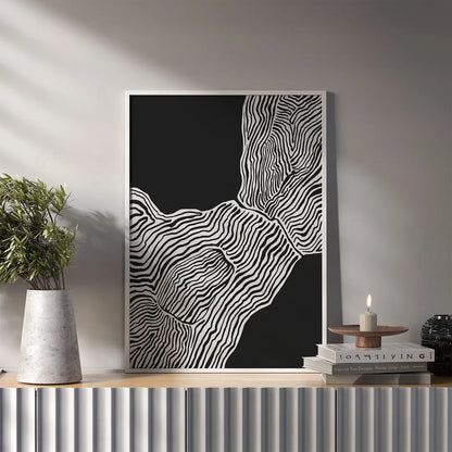 Abstrakcyjna grafika z białymi, organicznymi liniami na czarnym tle, przypominająca słoje drewna-salon