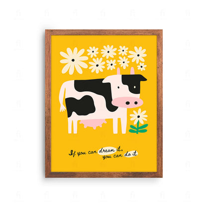 Plakat z artystyczną grafiką przedstawiającą krowę i inspirujący napis.
