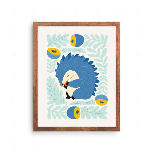 Plakat z uroczą grafiką przedstawiającą śpiącego, zwiniętego w kłębek jeża.
