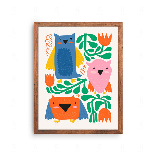 Plakat z uroczą, kolorową grafiką przedstawiającą rodzinę sów na gałęzi.

