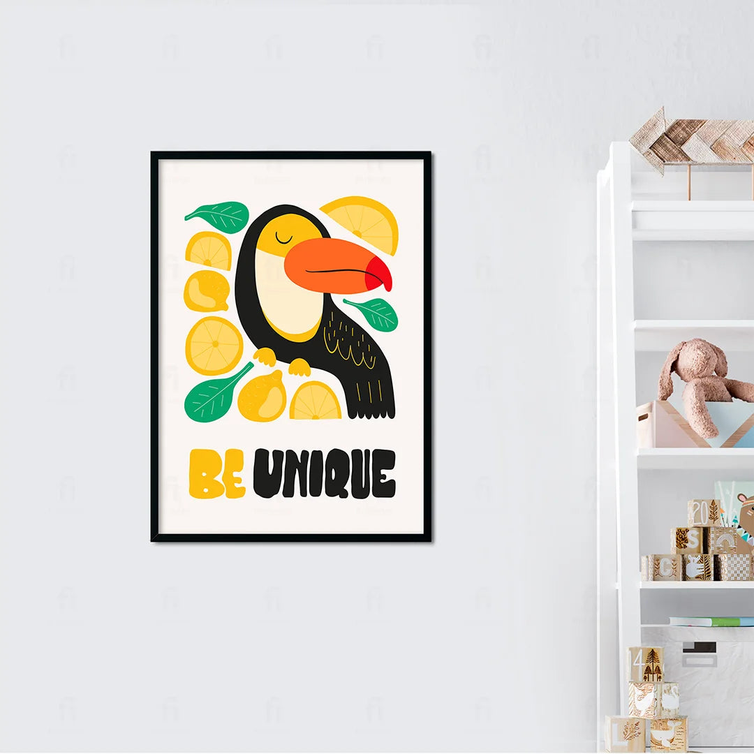 Plakat "Bądź Unikalny" w drewnianej ramie w pokoju dziecka